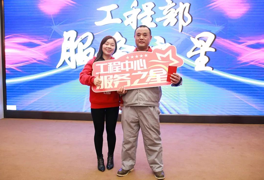 林鳳裝飾勇者心逐夢路11月總結會服務之星獎勵發(fā)放環(huán)節(jié)