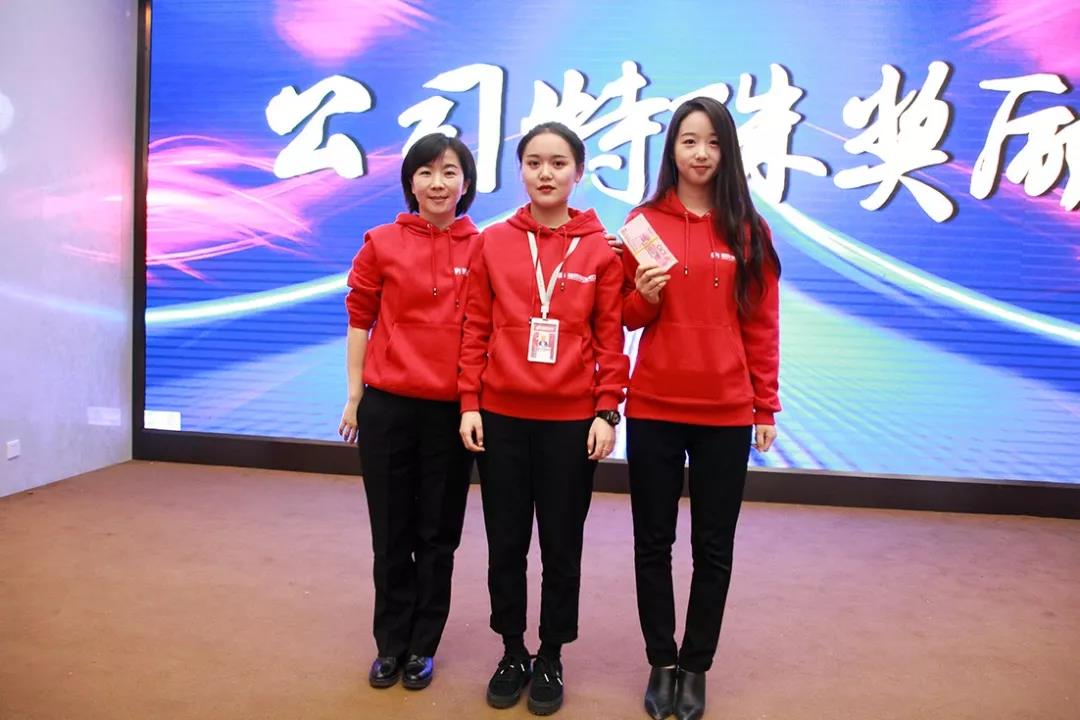 林鳳裝飾11月總結會特殊獎勵發(fā)放環(huán)節(jié)